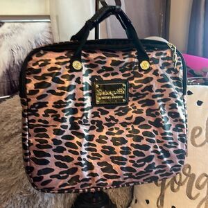 Betsey johnson betseyville pink satin leopard/cheetah laptop bag-case